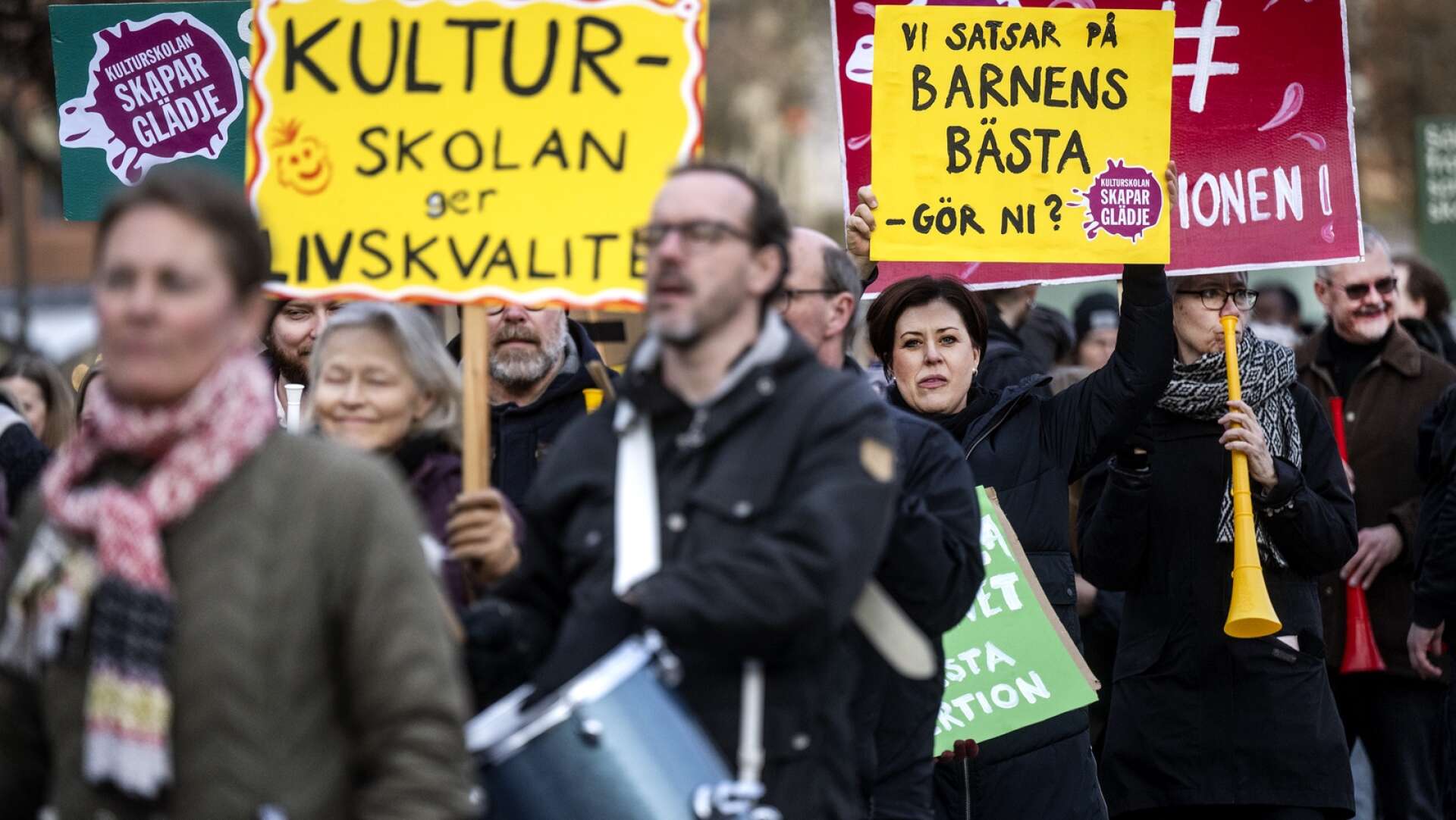 Lärarna demonstrerar och lämnar över protestlistor i Karlstad.