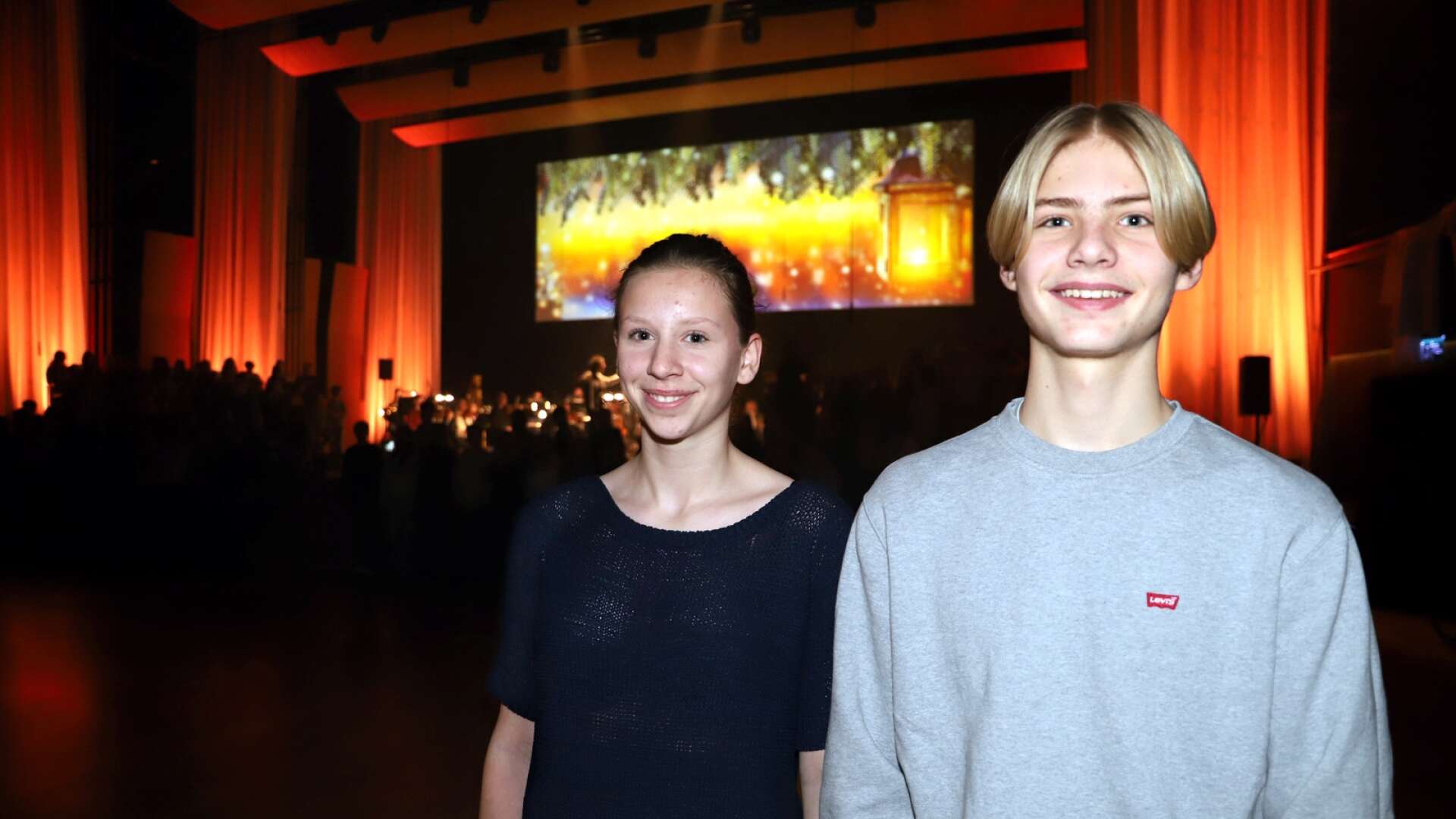 Anaïs Isaksson och Joar Örn är två av de cirka 180 eleverna som sjunger i Norrstrandsskolans stora luciakonsert på Karlstads CCC under lördagen och söndagen.