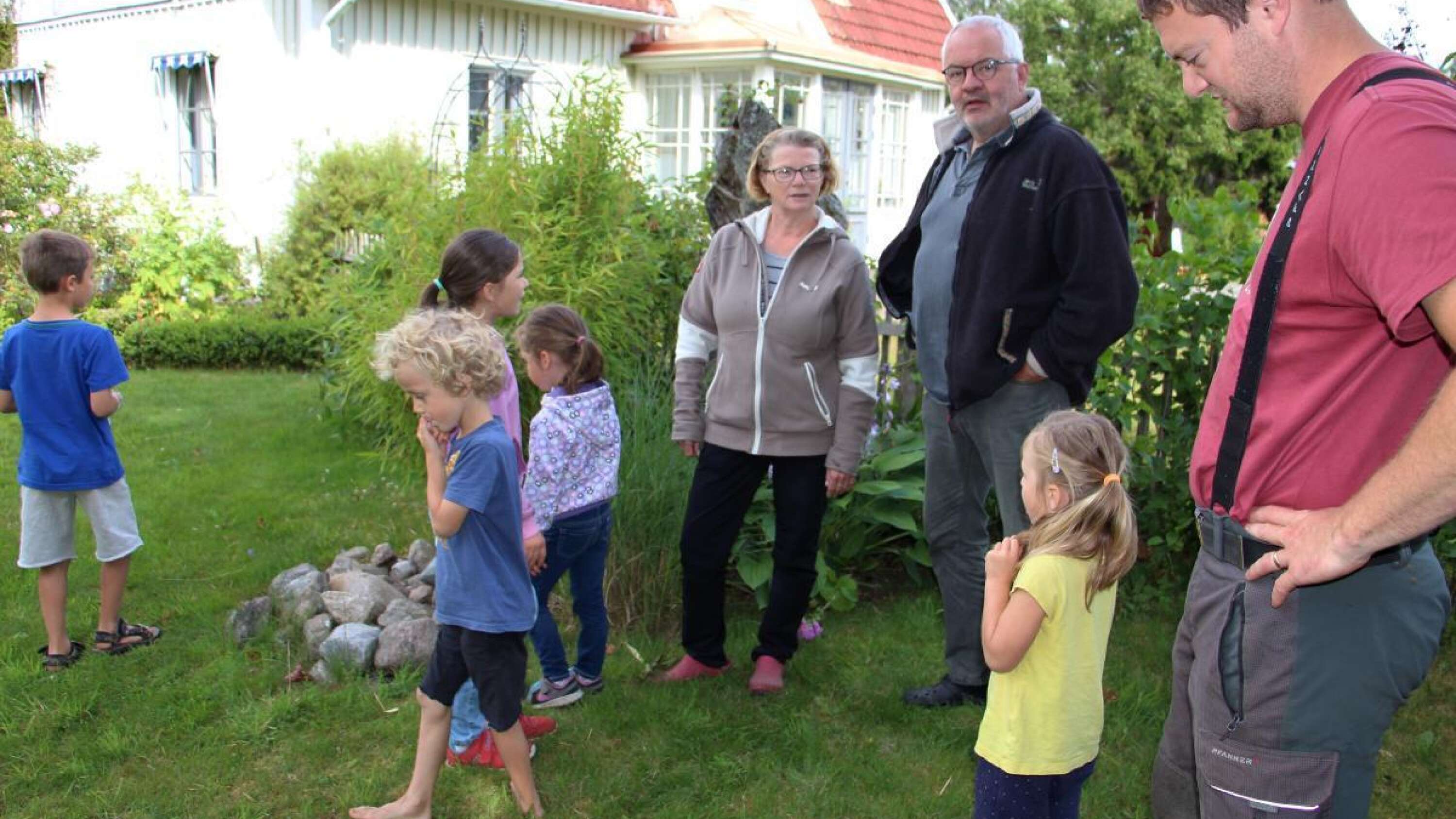 På gården Myrmon i Igelstad bor tre generationer. Simeon Fuchs t.h. och hans föräldrar Susanne och Helmut är alla oroade över inmutningsplanerna.