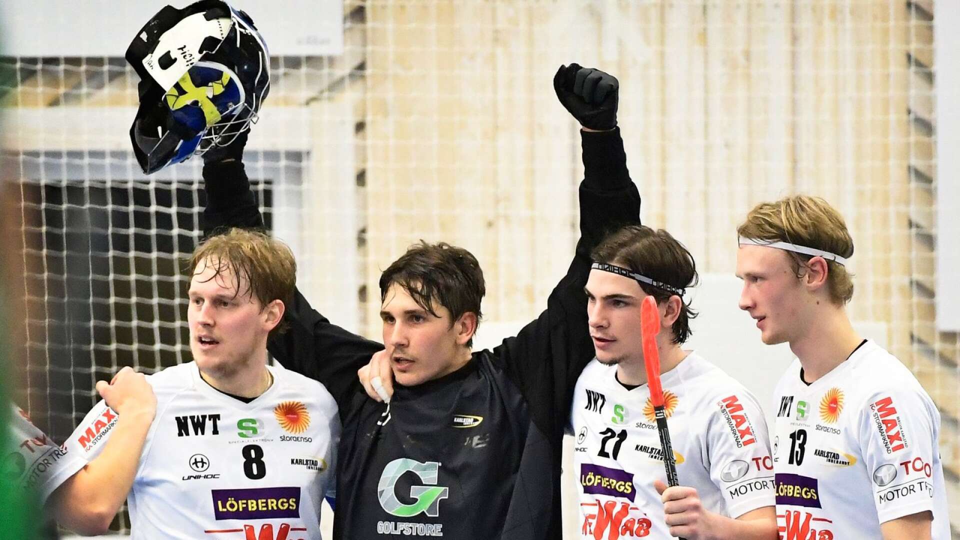 Adam Wedberg, tvåa från höger, lämnar sina lagkamrater i Karlstad IBF. Nu är han klar för Strängnäs.