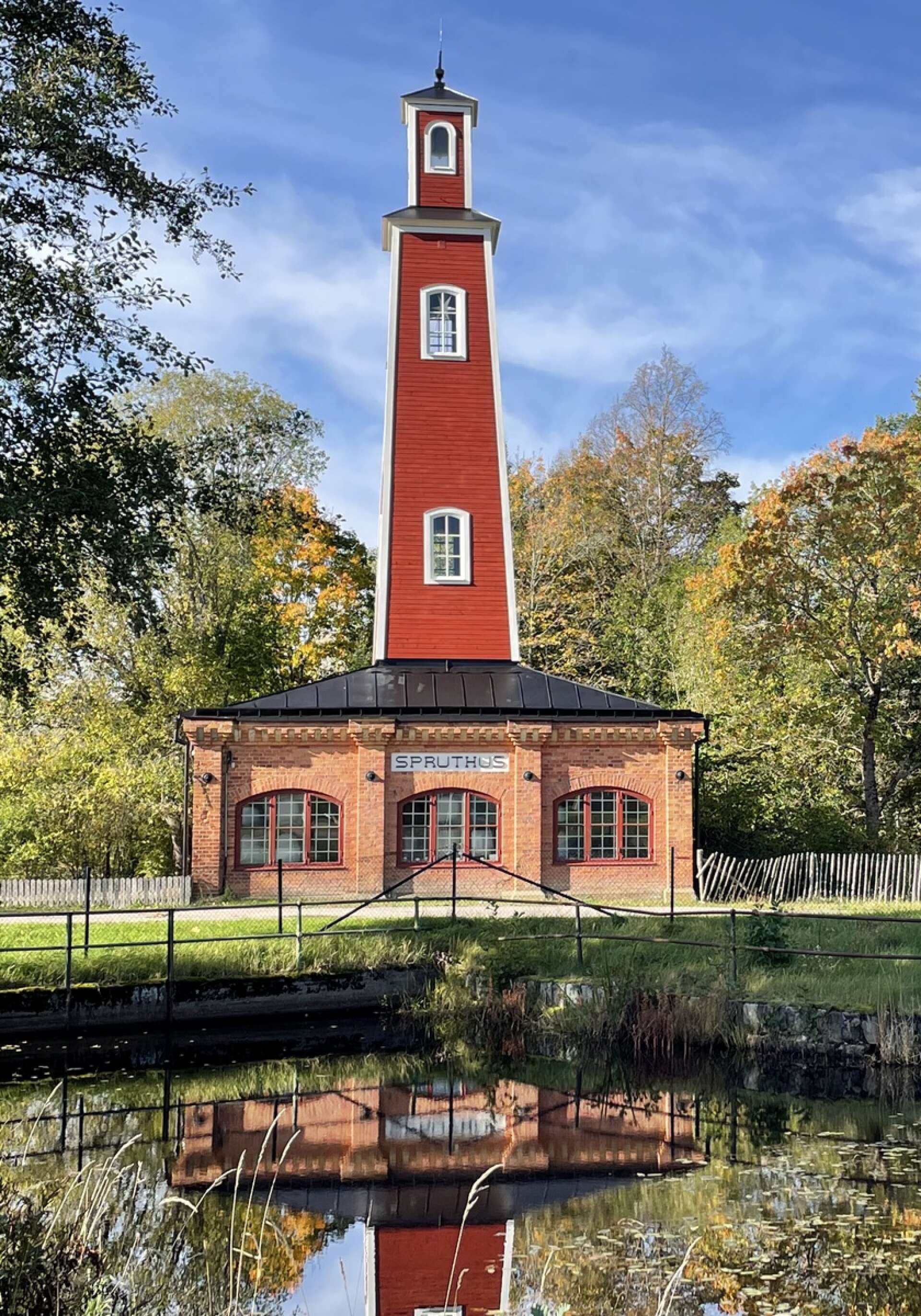 Storfors Spruthus torn och tak har renoverats.