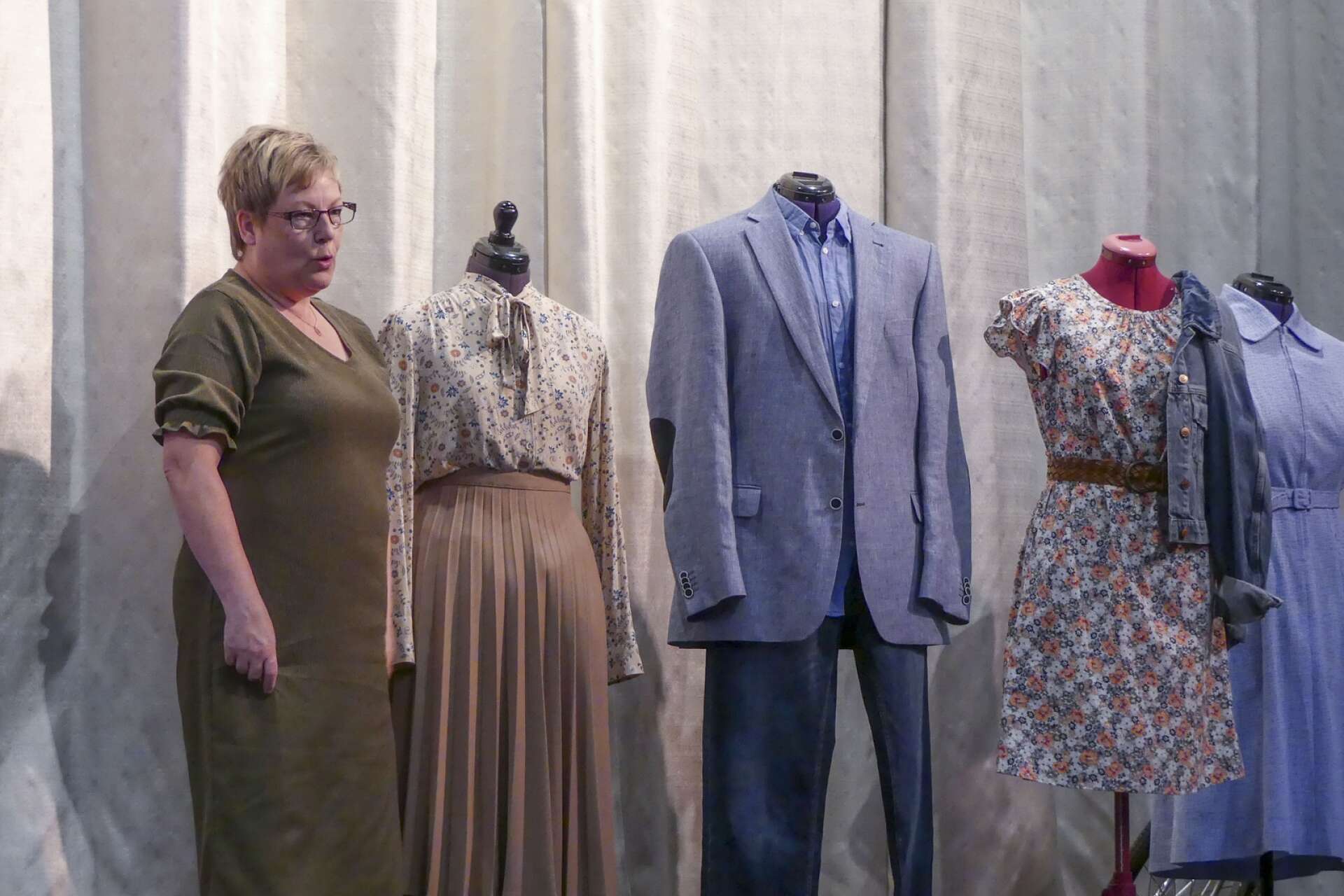 Christina Carlsson, kostymdesigner, visar upp ett smakprov av ensemblens klädsel.