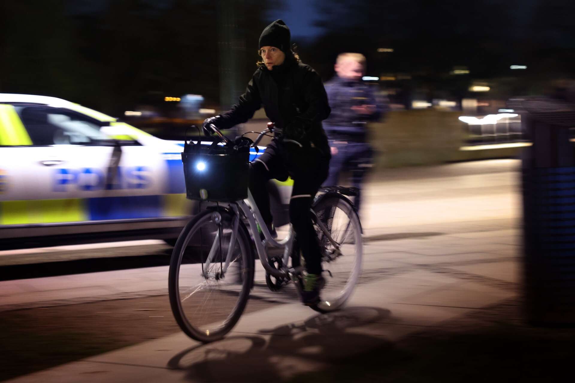 De flesta cyklisterna som kommer över Torgbron i Lidköping när polisen har cykelkontroll har belysning både fram och bak på cykeln. 