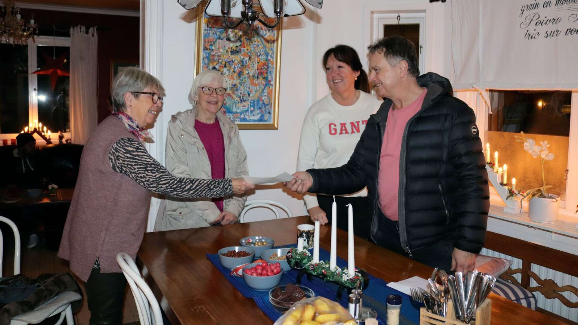 Birgitta Svanbom och Gunilla Westlund från Christinaensemblen överlämnar gåvobeviset till Maria och Bengt Eriksson på Vila och Värme.