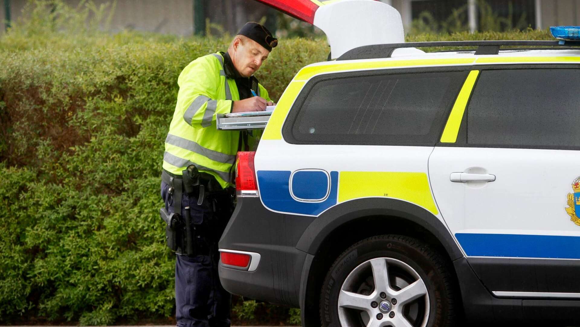 När polisen hade fartkontroll på Bergsgatan uppstod en incident. En mc-föraren vägrade att stanna och smet från polisen.