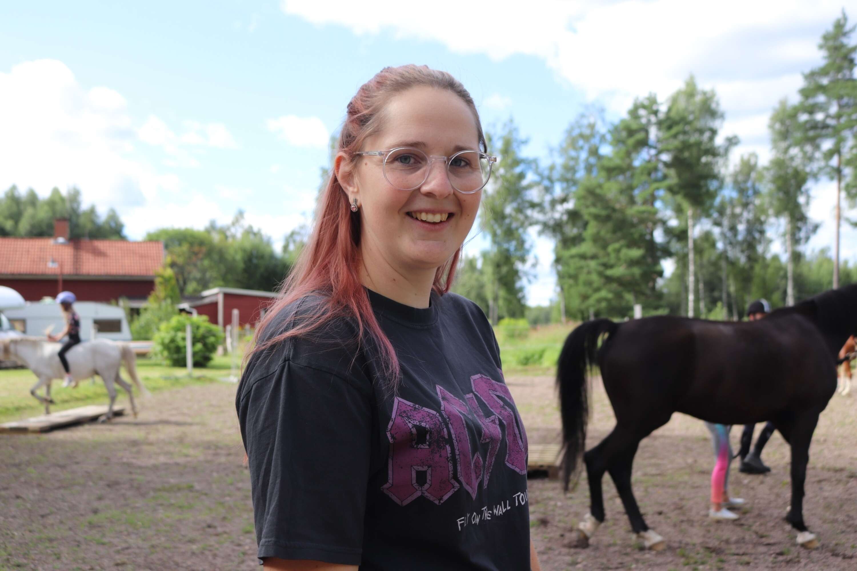 Linnea Larsson är en av initiativtagarna bakom ponnyridskolan. 
