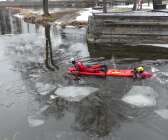 Säffle räddningstjänst övade islivräddning i kanalen. 