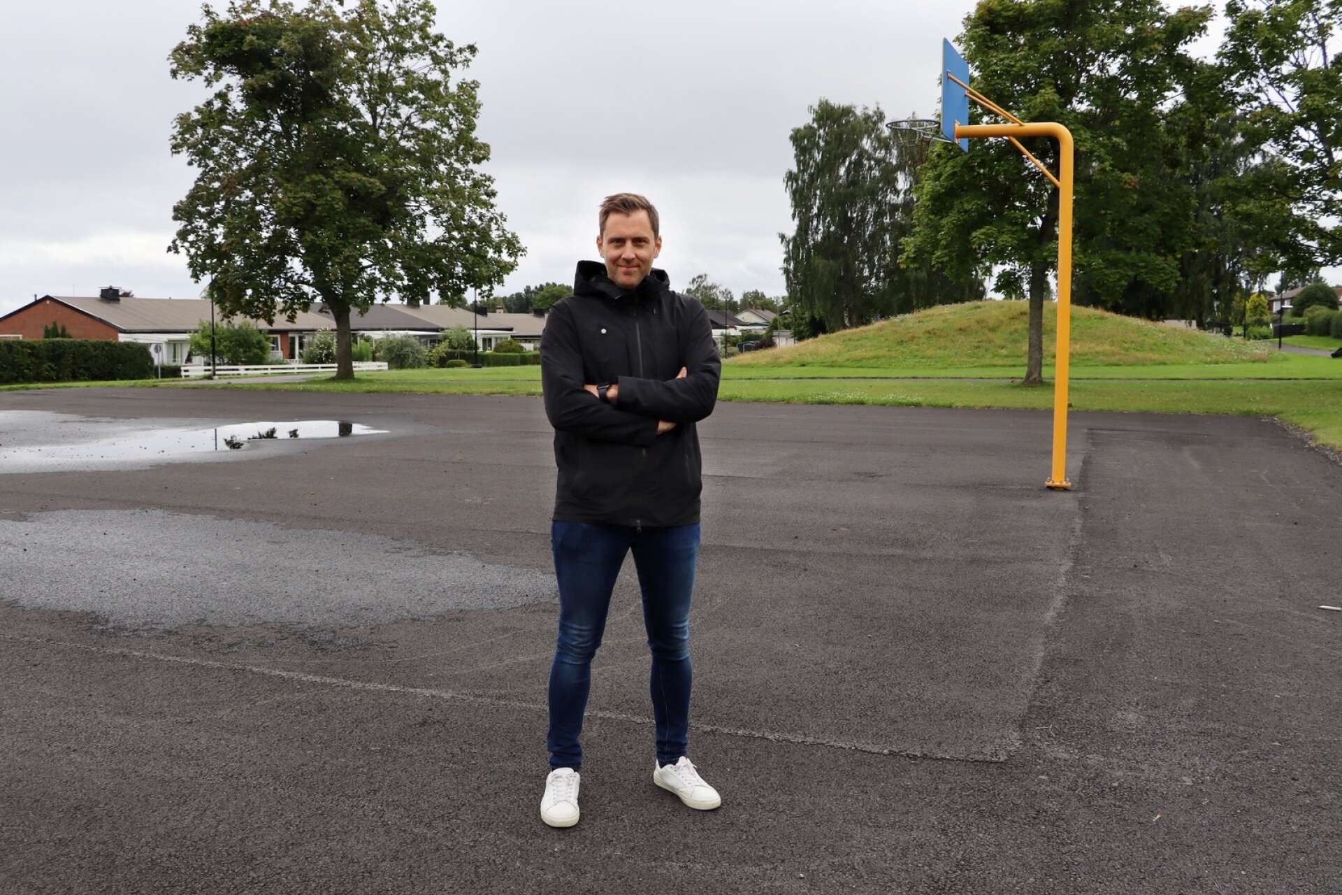 Andreas Sörman är initiativtagare till den nya innebandyplanen utomhus som ska heta IFK Hjo innebandyarena.