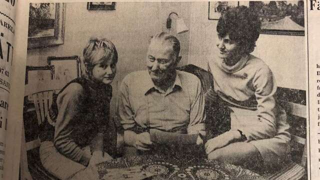 Buss-Kalle, med sin dotterdotter Mona och hennes dotter Lena, fotograferade för 50 år sedan.