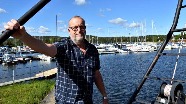 Hamnvärd Roger Pettersson gläds åt det miljonbidrag som kommer att stärka servicemöjligheterna i småbåtshamnen i Arvika.