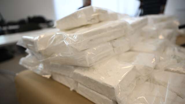 Kokain som beslagtagits av tullen. Signaturen ”Idun” menar att man genom att köpa narkotika stöder gängkriminalitet.