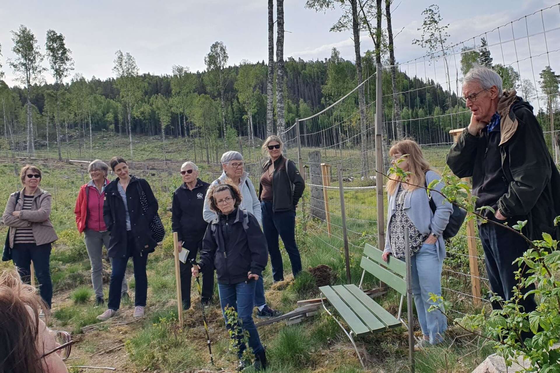 Per Sundqvist, till höger, berättade med stor inlevelse och kunskap  om ett femtontal trädarter som planterats i ett Miniarboretum på Mårbacka.