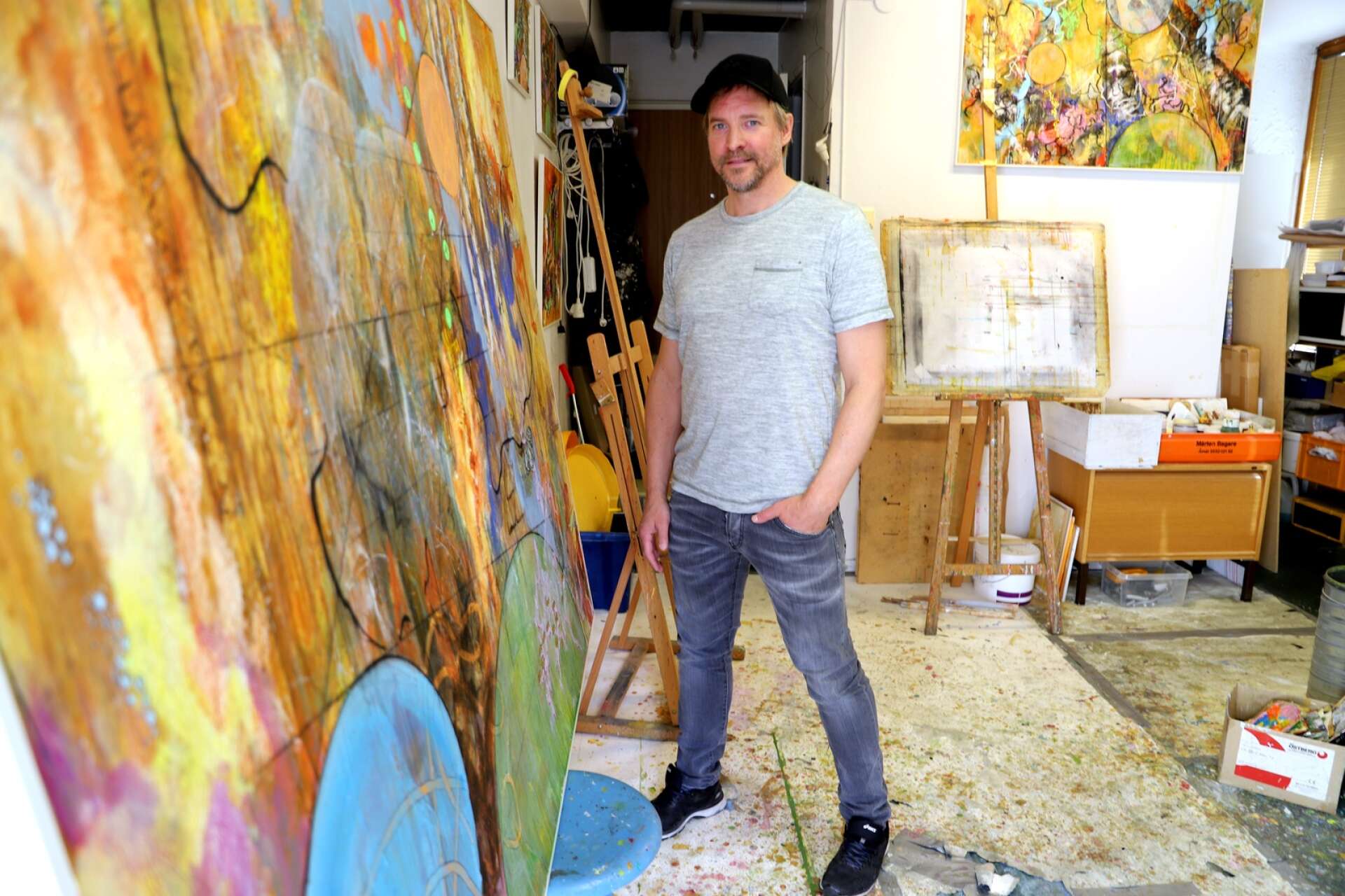 Jörgen P Karlsson målar akryl och gärna i storformat. Han tycker om att fysiskt gå in i måleriet.