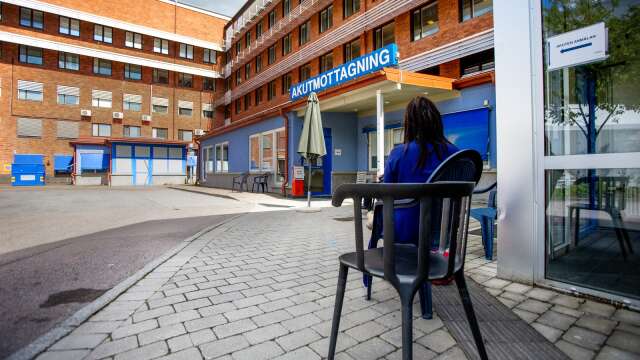 Vid akutmottagningen i Karlstad kan man bli sittandes utomhus och vänta, oavsett väder.