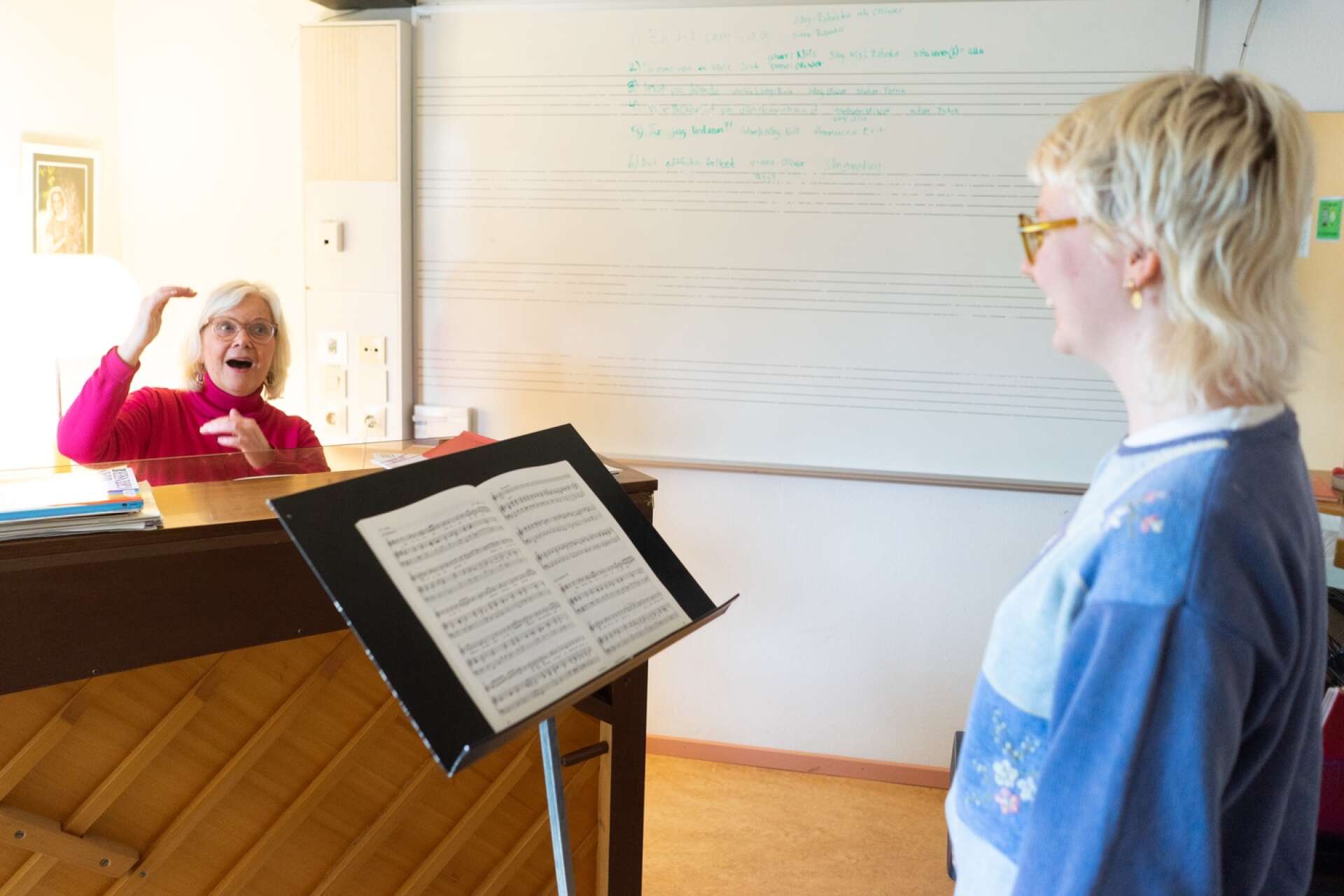 Agnes Sörensen, elev på kyrkomusikerlinjen, och Gunilla jobbar med teknik, andning och uttryck inför ett kommande framträdande. 