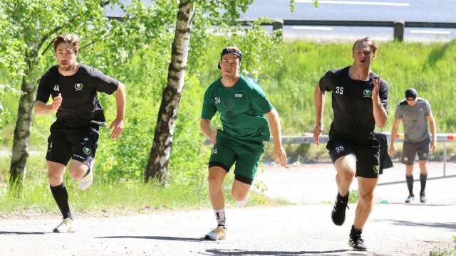 Jonathan Andersson, Michael Lindqvist och Carl Lindbom sprintar uppför backen.