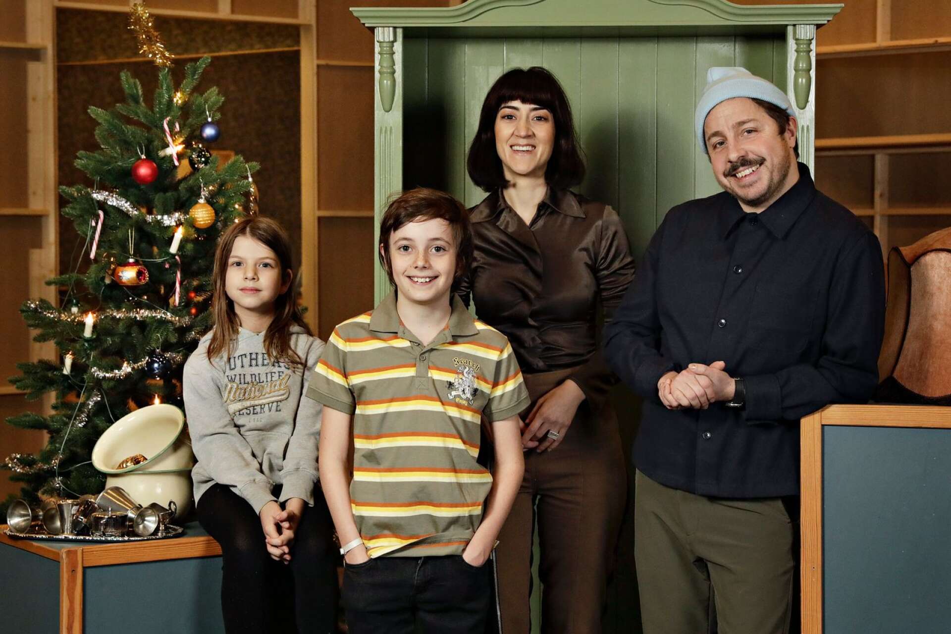 Familjen Knyckertz spelas av David Sundin (pappa Bove), Gizem Erdogan (mamma Fia) och barnen Ture och Kriminellen spelas av Axel Adelöw och Paloma Grandin