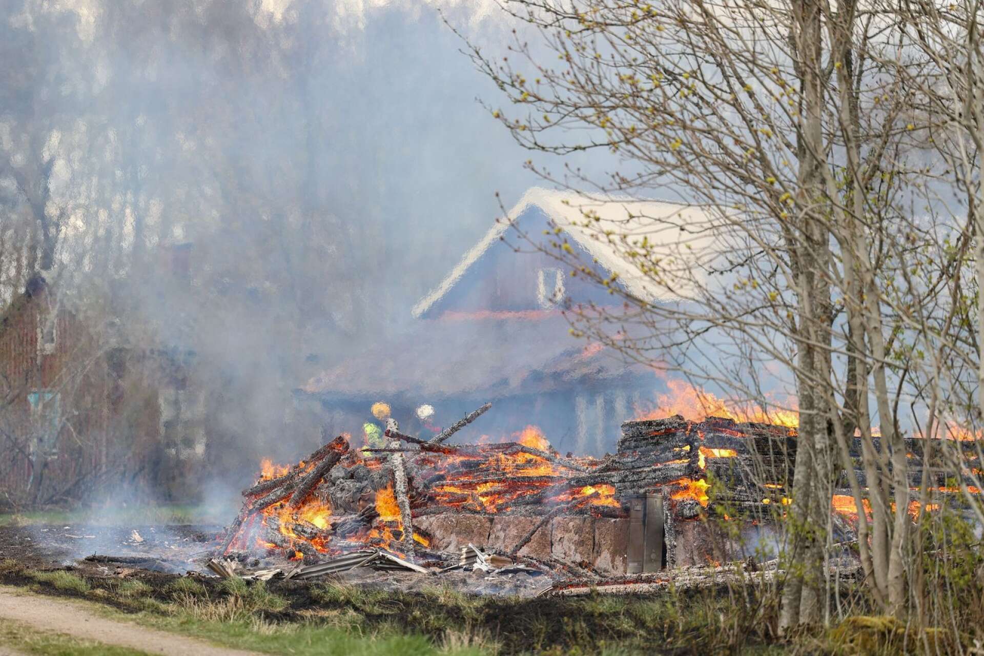 Två ladugårdar har totalförstörts vid branden i Sundals-Ryr.