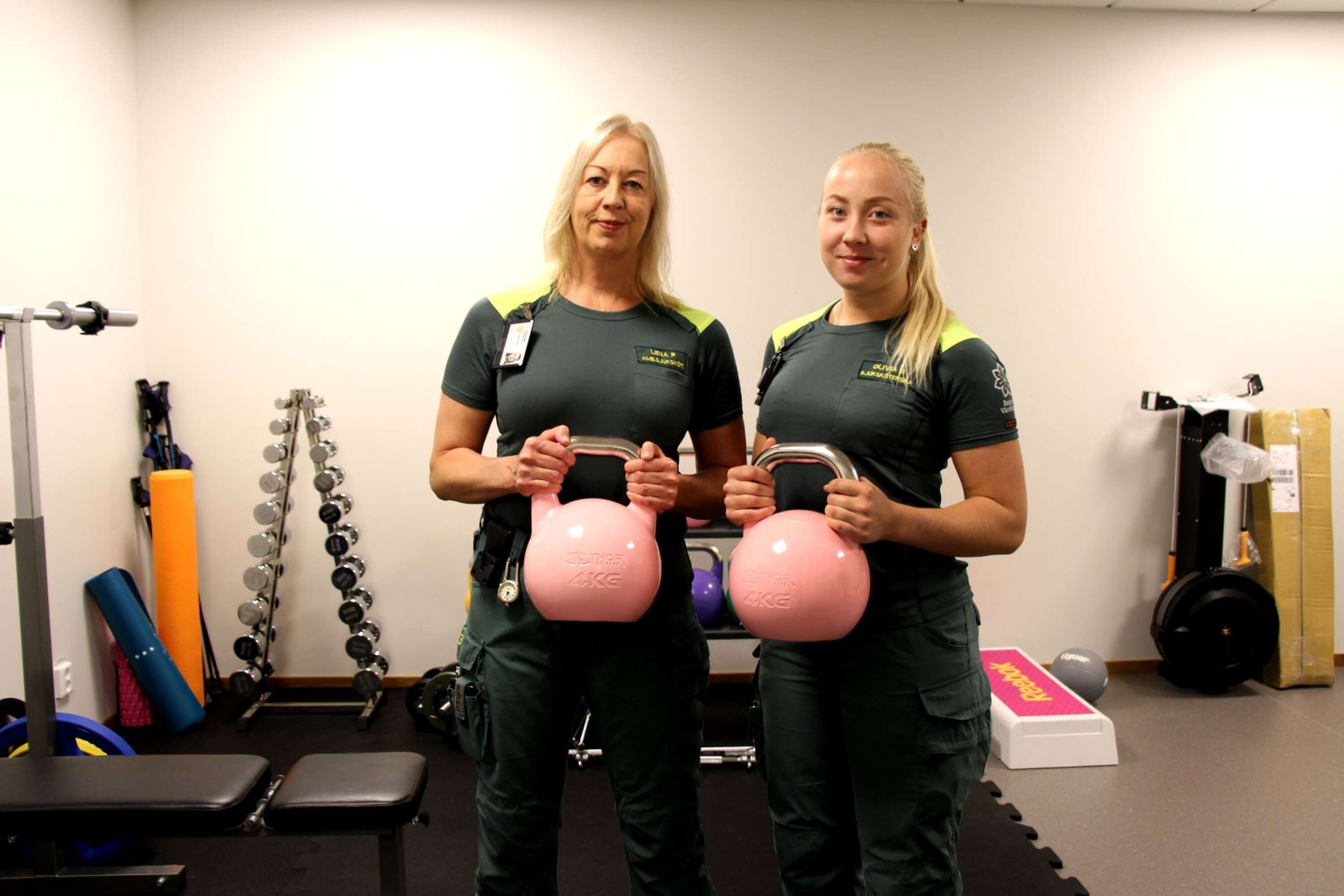 Ambulanssjuksköterskorna Lena Persson och Olivia Blomgren  visar gymmet på  nya ambulansstationen