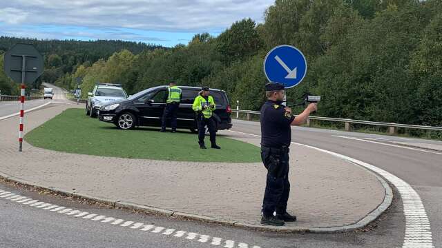 Under onsdagen genomförs hastighetskontroller på vägarna i Dalsland. Här en bild från Stenebykorset med länsvägarna 172 och 164.
