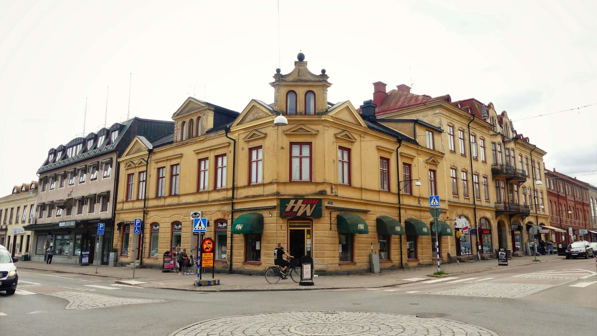 Byggställningen som kantat Karlströmska huset i ett år har nu plockats bort, i samband med ägarbyte.