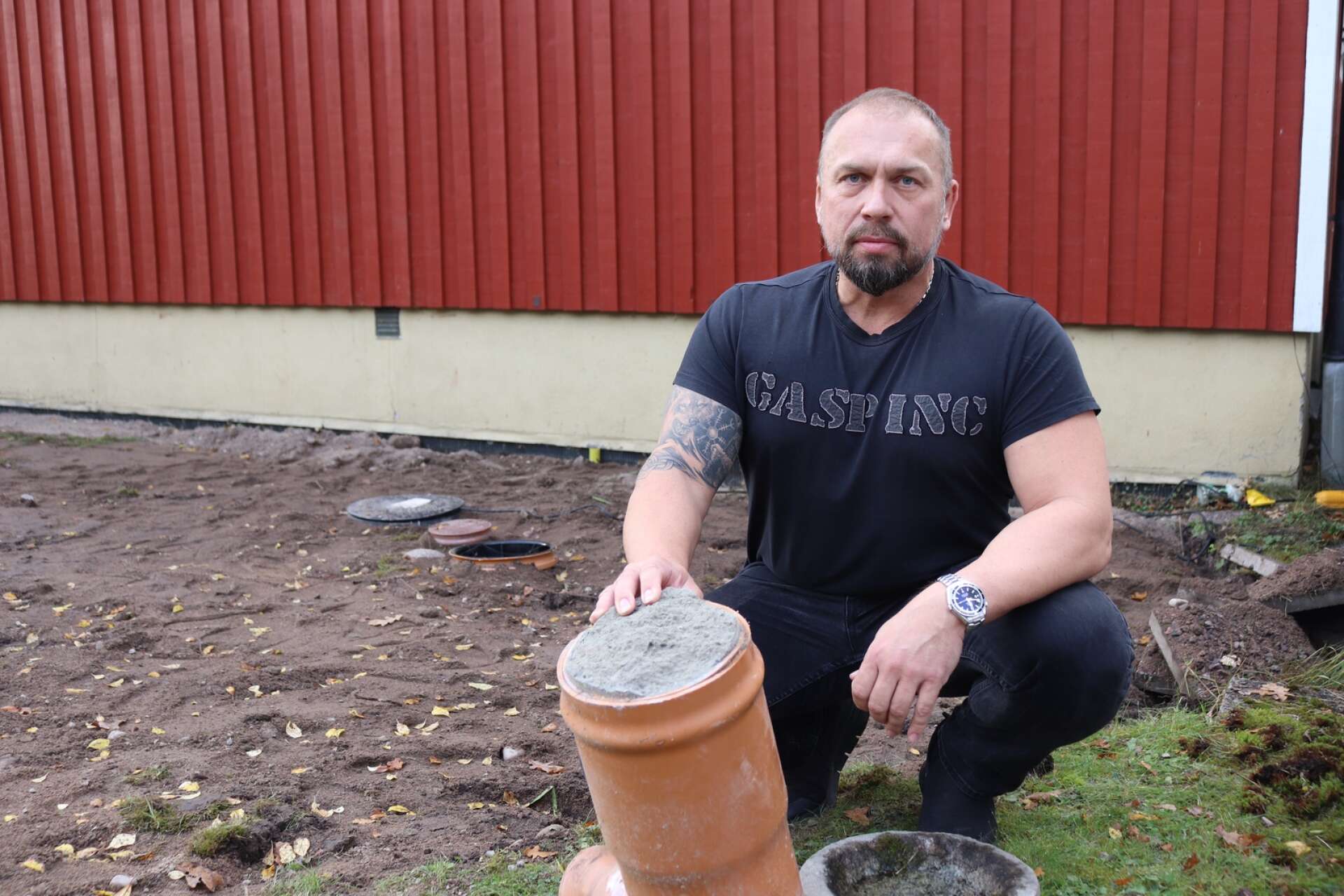 Joakim Virtanen i Kristinehamn blev utsatt för ett sabotage i sitt hem. Någon har hällt ner cement i hans spolbrunn till avloppet.