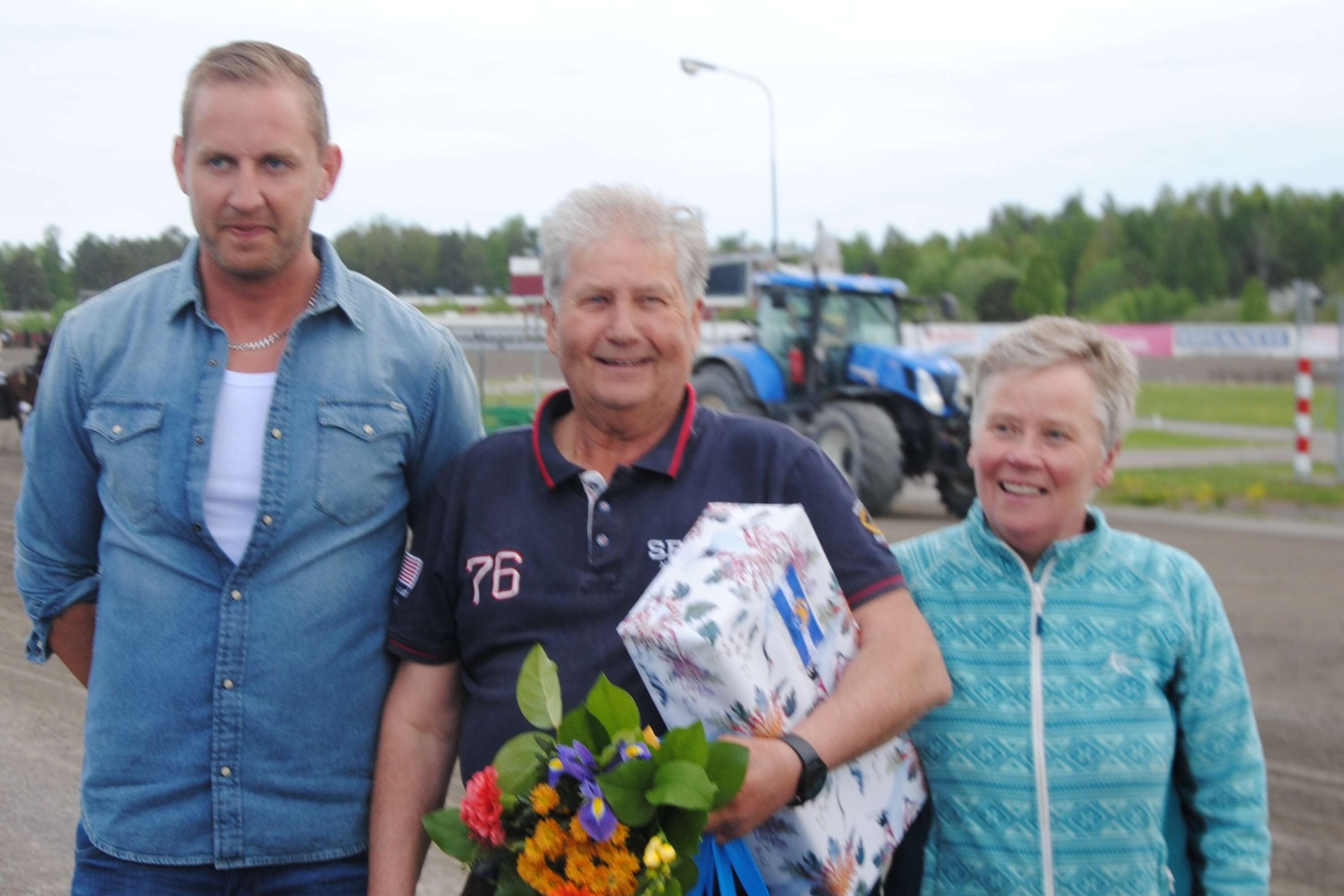 Prisutdelaren Simon Karlsson från Axima tillsammans med Il Frate Ams ägare Roger Anderberg och Gun Kling Anderberg.