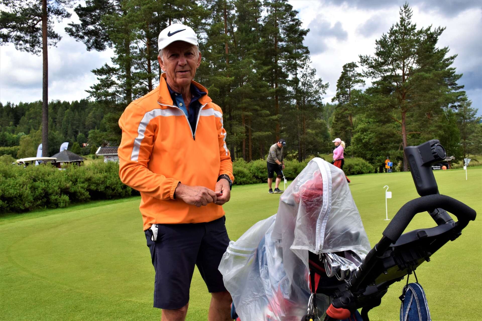 Mats Blom kom från Rättviks Golfklubb för att tävla i femdagarsgolfen. Resultatmässigt gick det sådär under veckan, berättar han. Men han var inte ledsen för det: ”Det är jätteroligt. Vi är ett kompisgäng på tre stycken här”. 