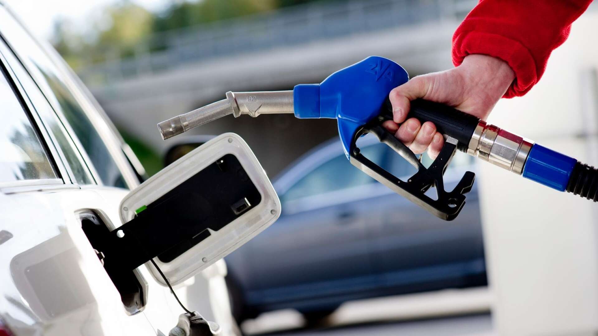 Debattörerna hoppas att regeringen snabbt inför stöd för den som vill bygga om sin bensinbil till etanolbil.