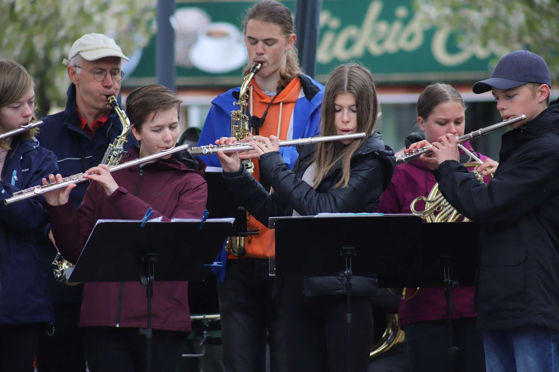 Unga blåsmusikanter med sina lärare spelade på Blåsmusikens dag.