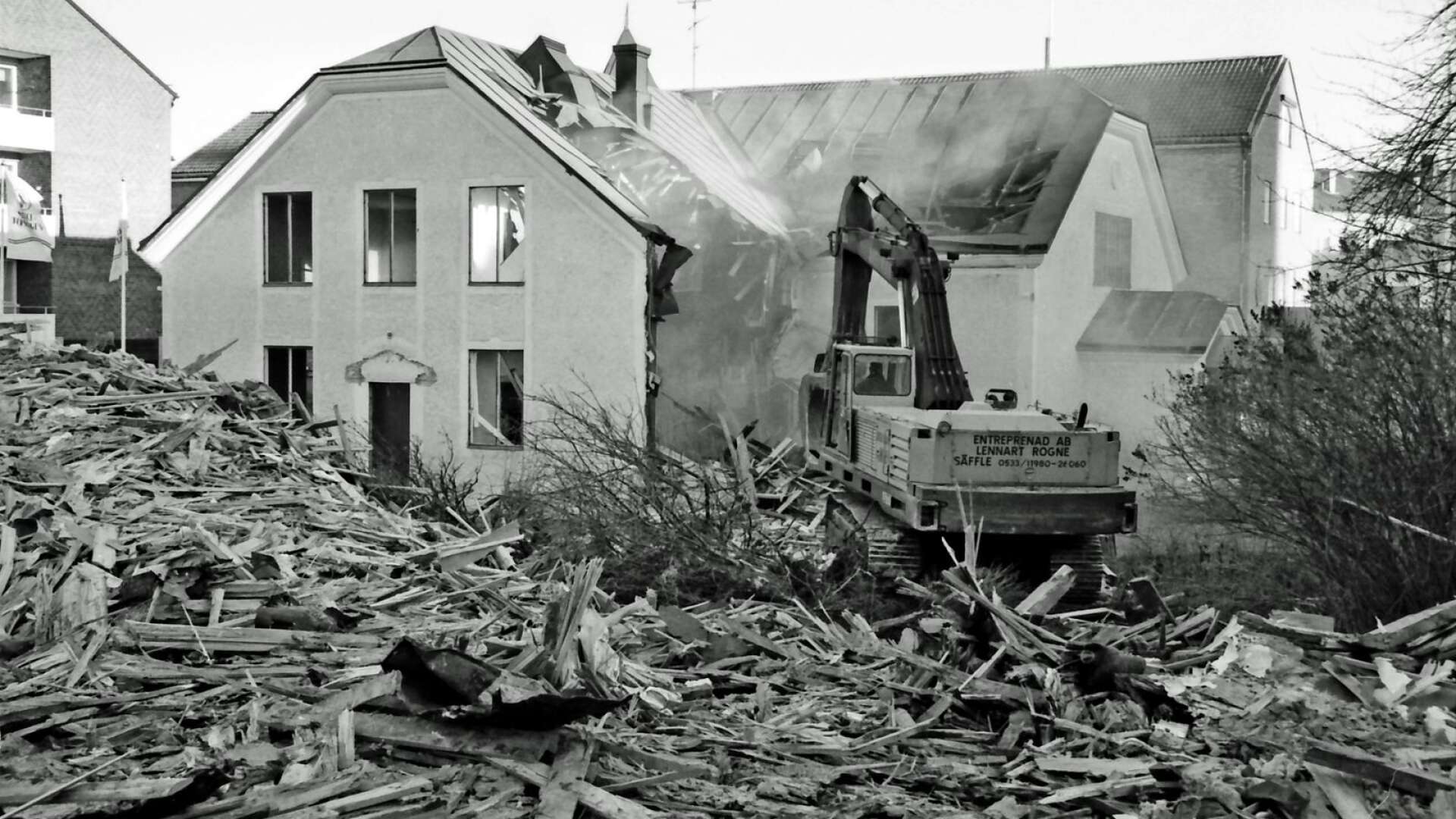 I december 1994 började man med grävskopans hjälp riva den då 86-åriga kyrkan. All bråte i förgrunden kom från angränsande hus som hade rivits tidigare.