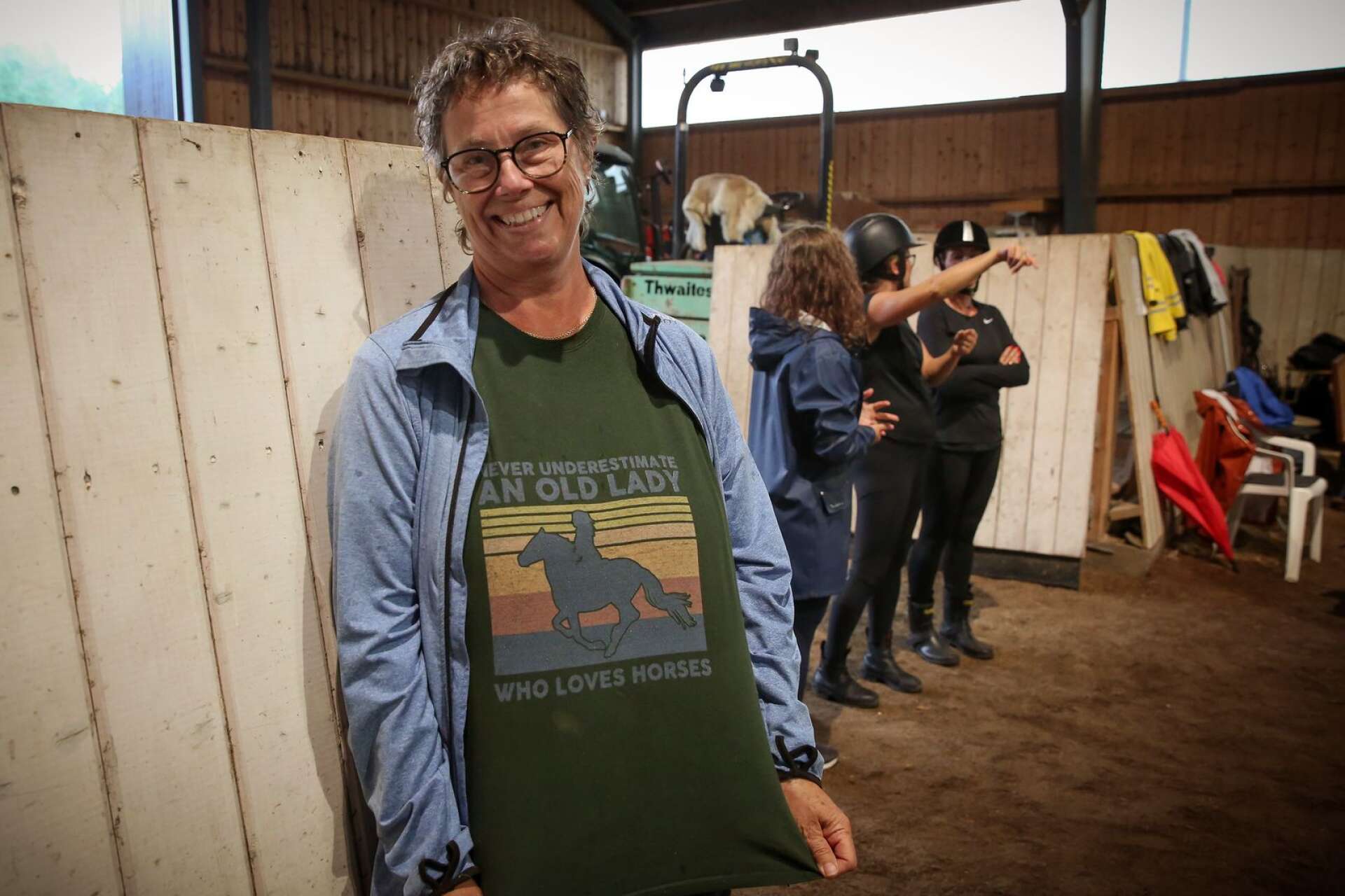 Lotta Granbom från Lidköping slog till och köpte häst när hon var 58 år. Hon har den passande texten ”Never underestimate an old lady who loves horses” på tröjan.