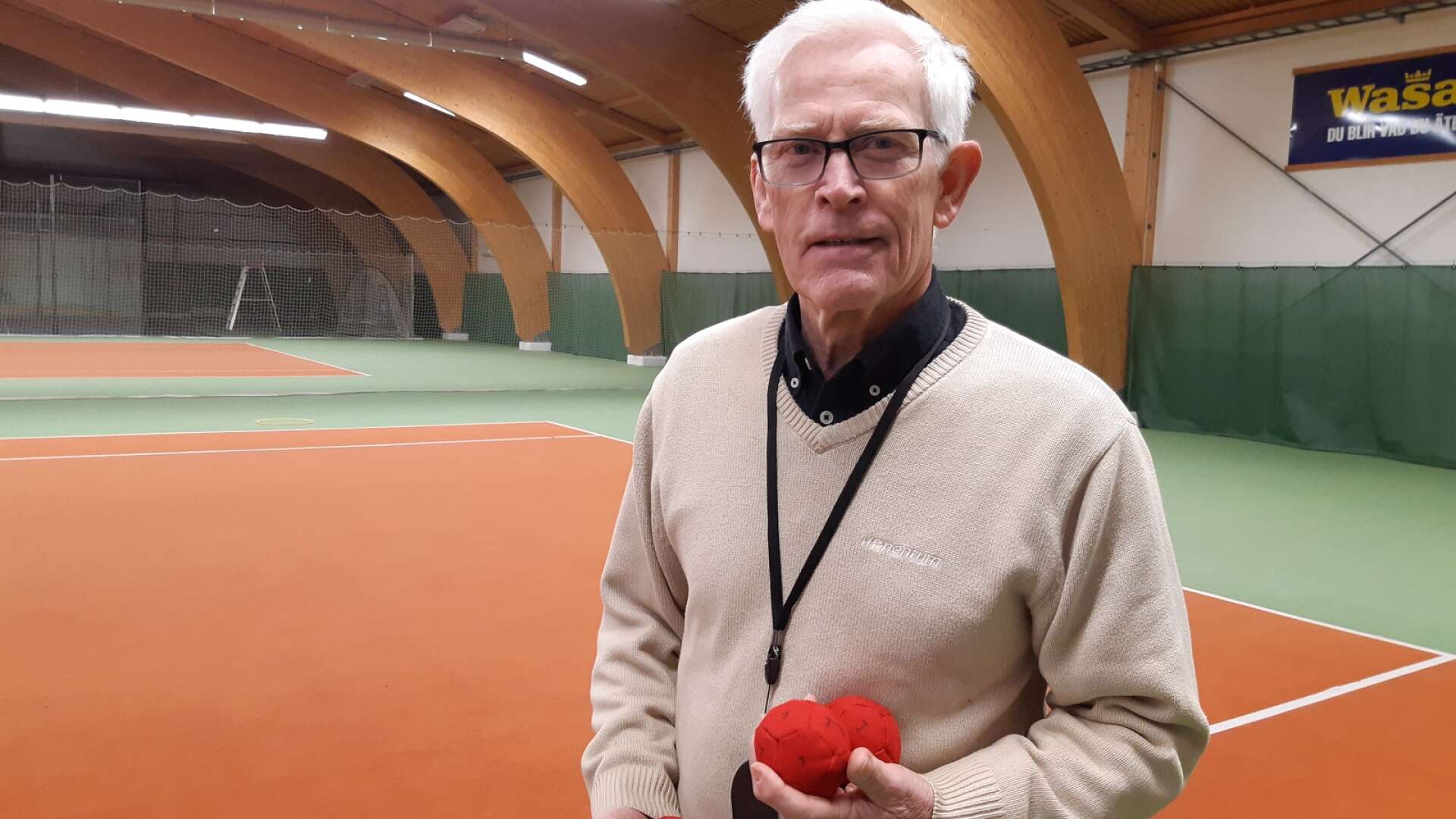 SPF seniorerna spelar boule varje lördag i Storbrohallen. Jan-Erik Svensson är en av många spelare som vill ha en inomhusbana med grus.