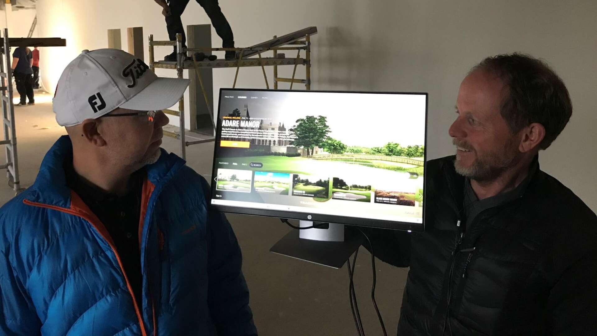 Mattias Modin och Fredrik Wredmark står just nu i ett byggkaos, men inom en vecka kan du här spela golf på exotiska banor världen över.
