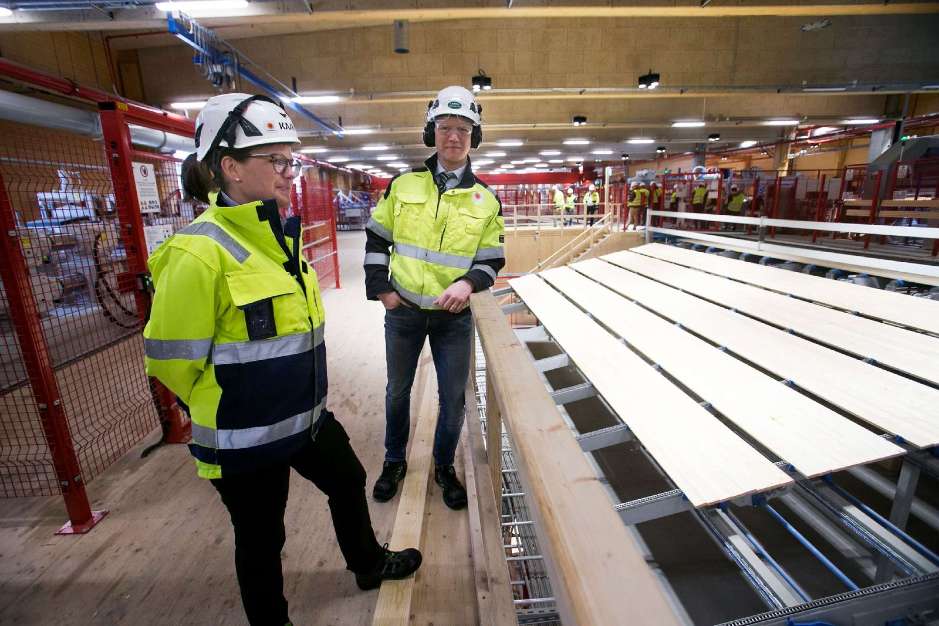 Stora Enso investerade cirka en halv miljard kronor i en ny produktionslinje för korslimmat trä på Gruvöns sågverk.  På bilden: Maja Bergström, projektledare, och Joakim Sveder, platschef.
