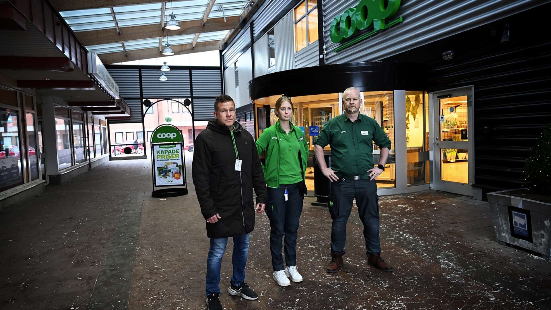 Ingvar Jansson, säkerhetschef för Coop Värmland, Sandra Hammarberg, ställföreträdande butikschef och Mikael Nilsson, butikschef på Coop i Filipstad diskuterar problemen butiken har med stök.