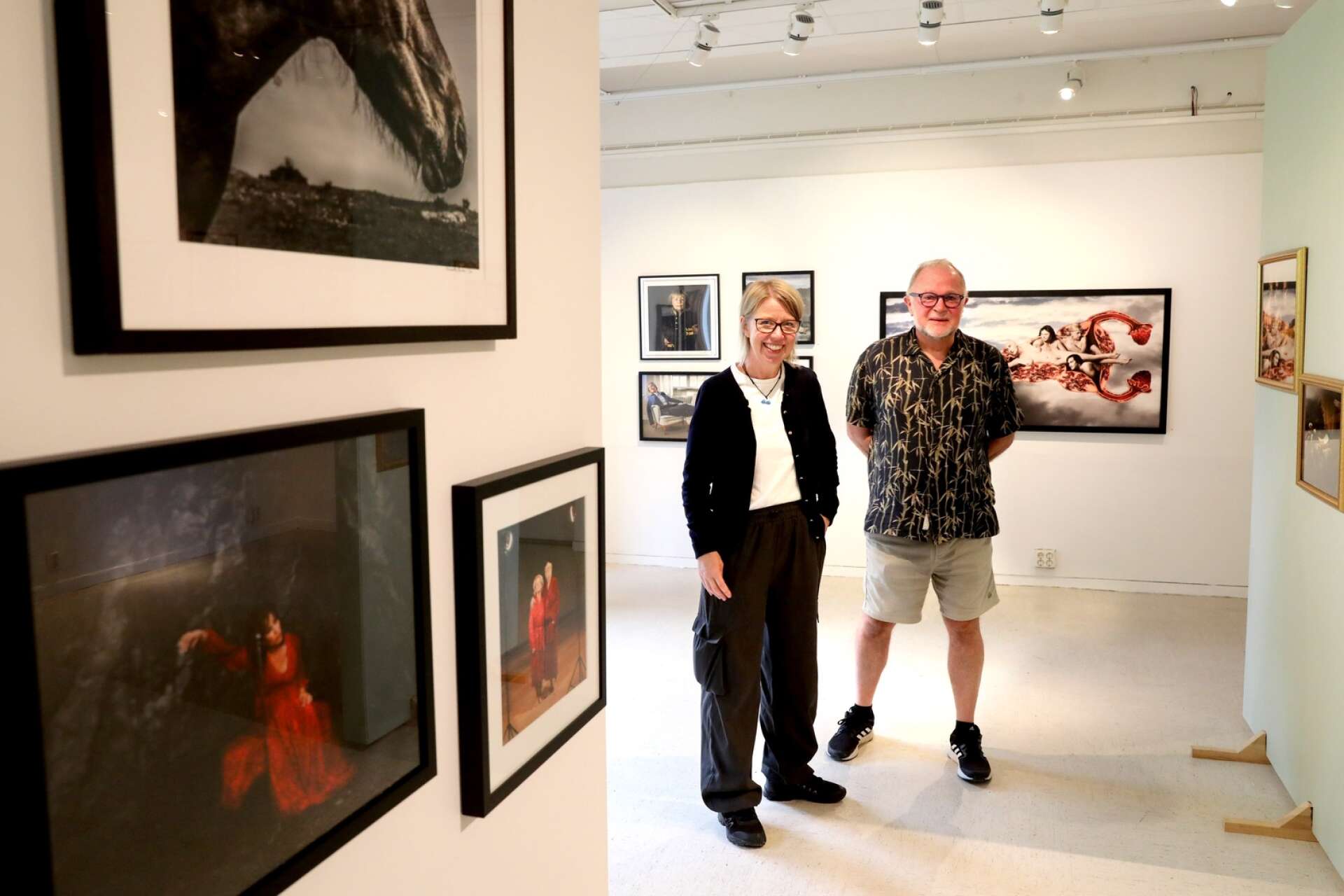 Per Forendal och Elinor Karlsson i utställningen som spänner över Ohlsons 40 år som fotograf.