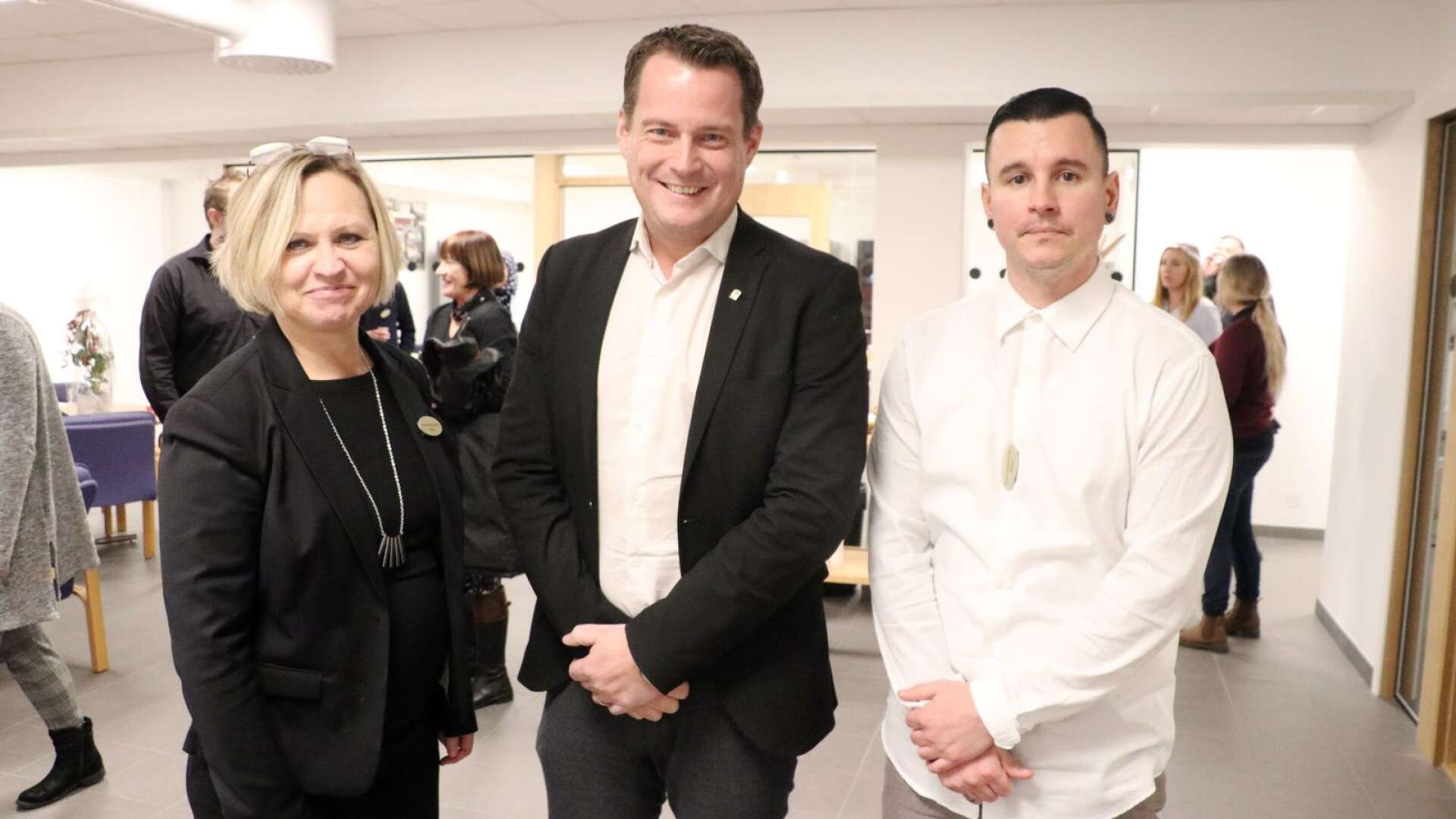 Rektorerna Madeleine Hartman och Björn Odot-Andersson tillsammans med Kommunalrådet Michael Karlsson (S) under invigningen.
  