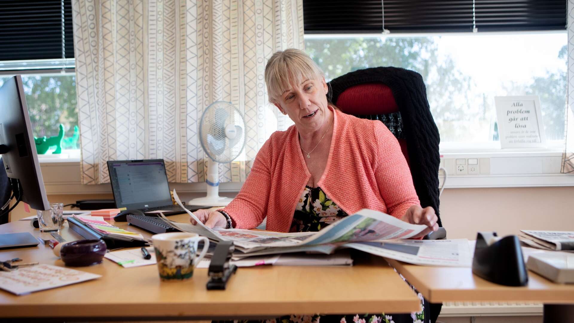 Catarina Lindström chefredaktör och ansvarig utgivare för Karlskoga Tidning-Kuriren läser tidningenNu är det bestämt vilka dagar tidningen kommer ut när den går till att bli en tredagarstidning