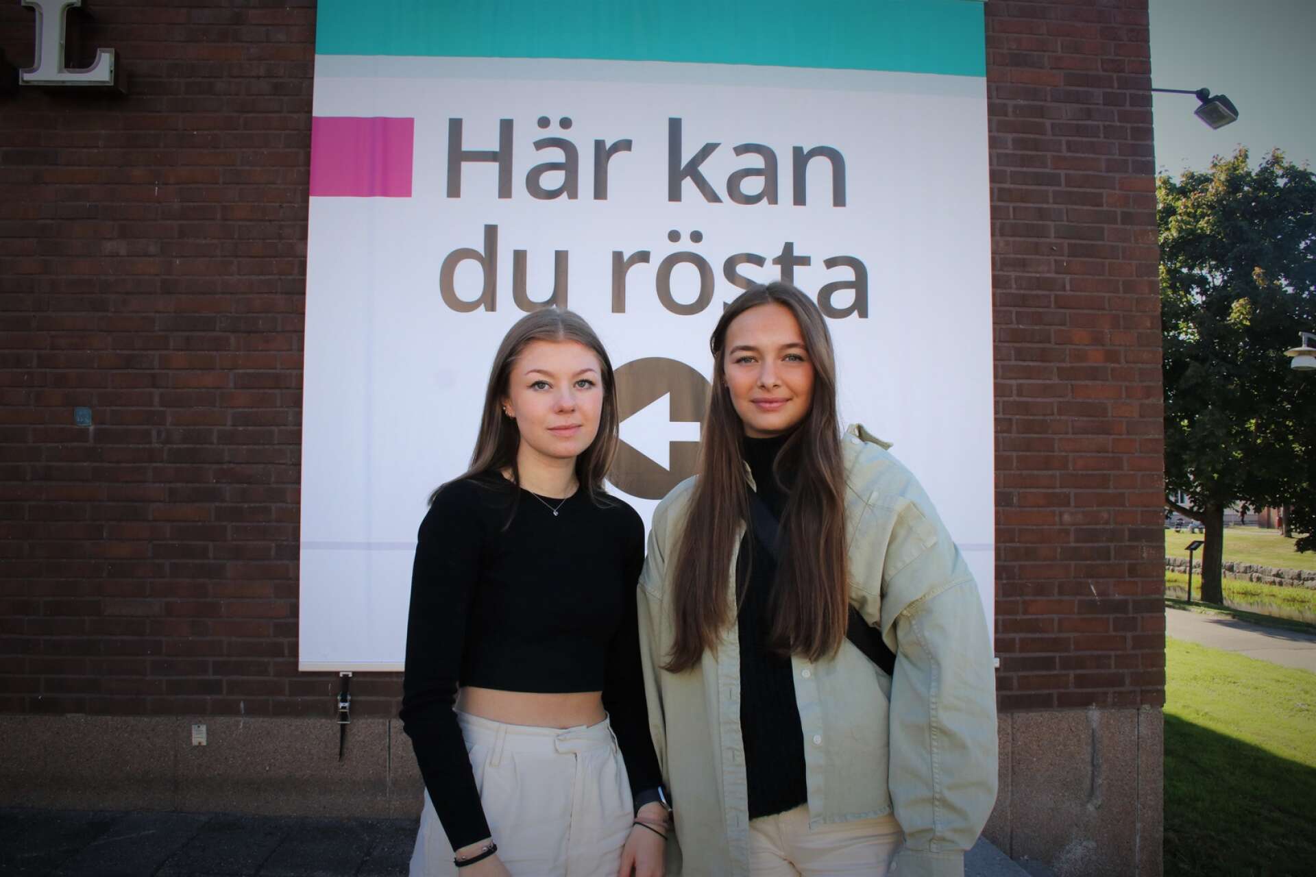 Linn Svanström och Emelie Hartman kommer att läsa in sig ordentligt på de olika partierna nu dagarna före valet, berättar de. 