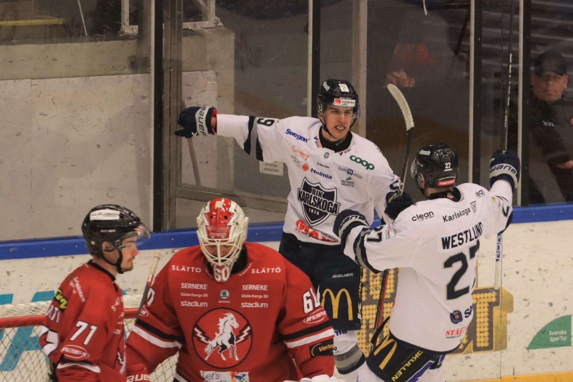 Jacob Ringman firar sitt första mål i hockeyallsvenskan.