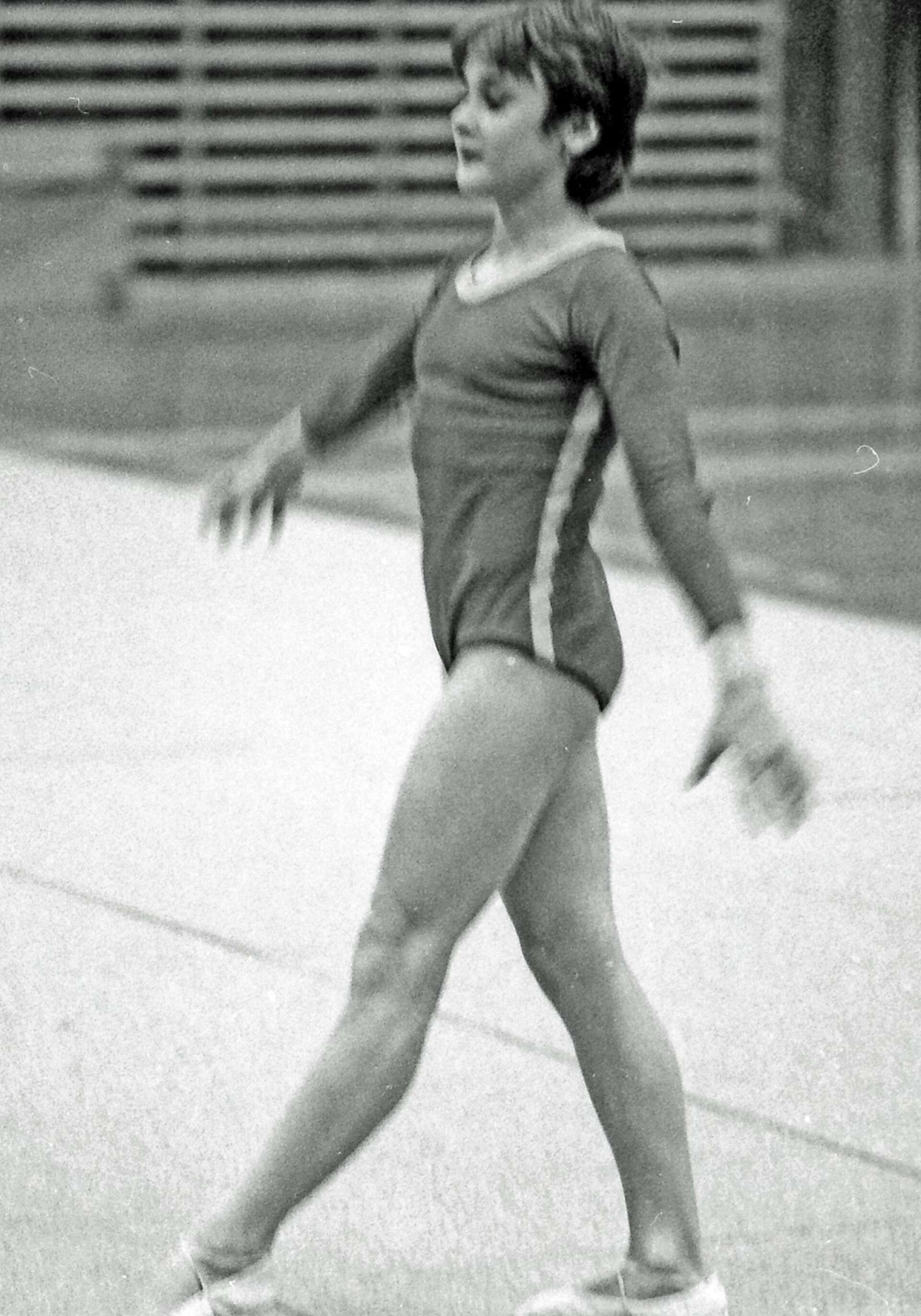 När en rumänsk gymnastiktrupp visade upp sig i Tegnérhallen 1984 fanns en ung talang med. Det var Camelia ”Nelly” Voinea, som då var 14 år. Fyra år senare blev hos silvermedaljör i OS i Sydkorea.