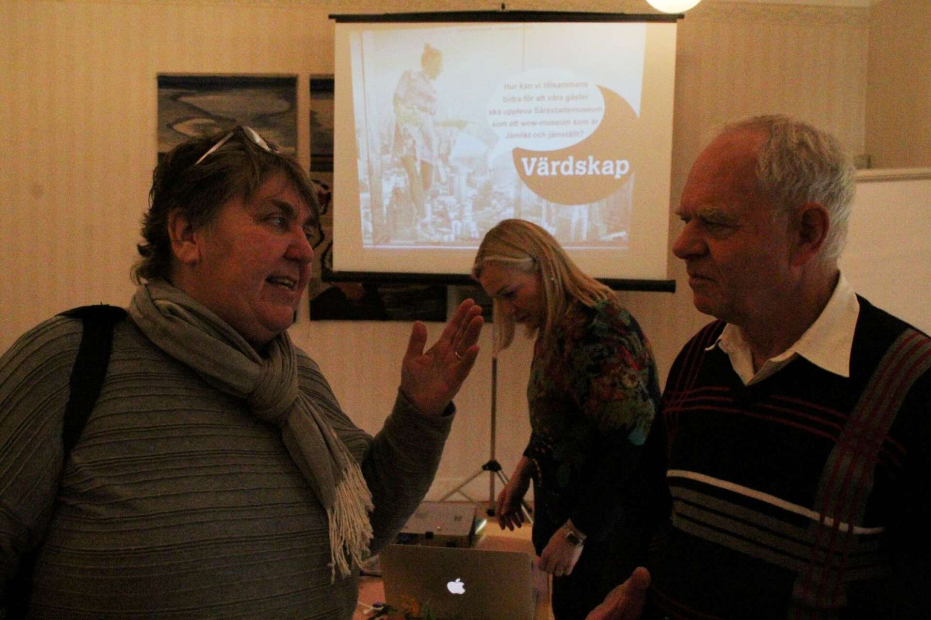 Ylva Nilson i diskussion med en av åhörarna. I bakgrunden syns föreläsare nummer två, Maria Comstedt.