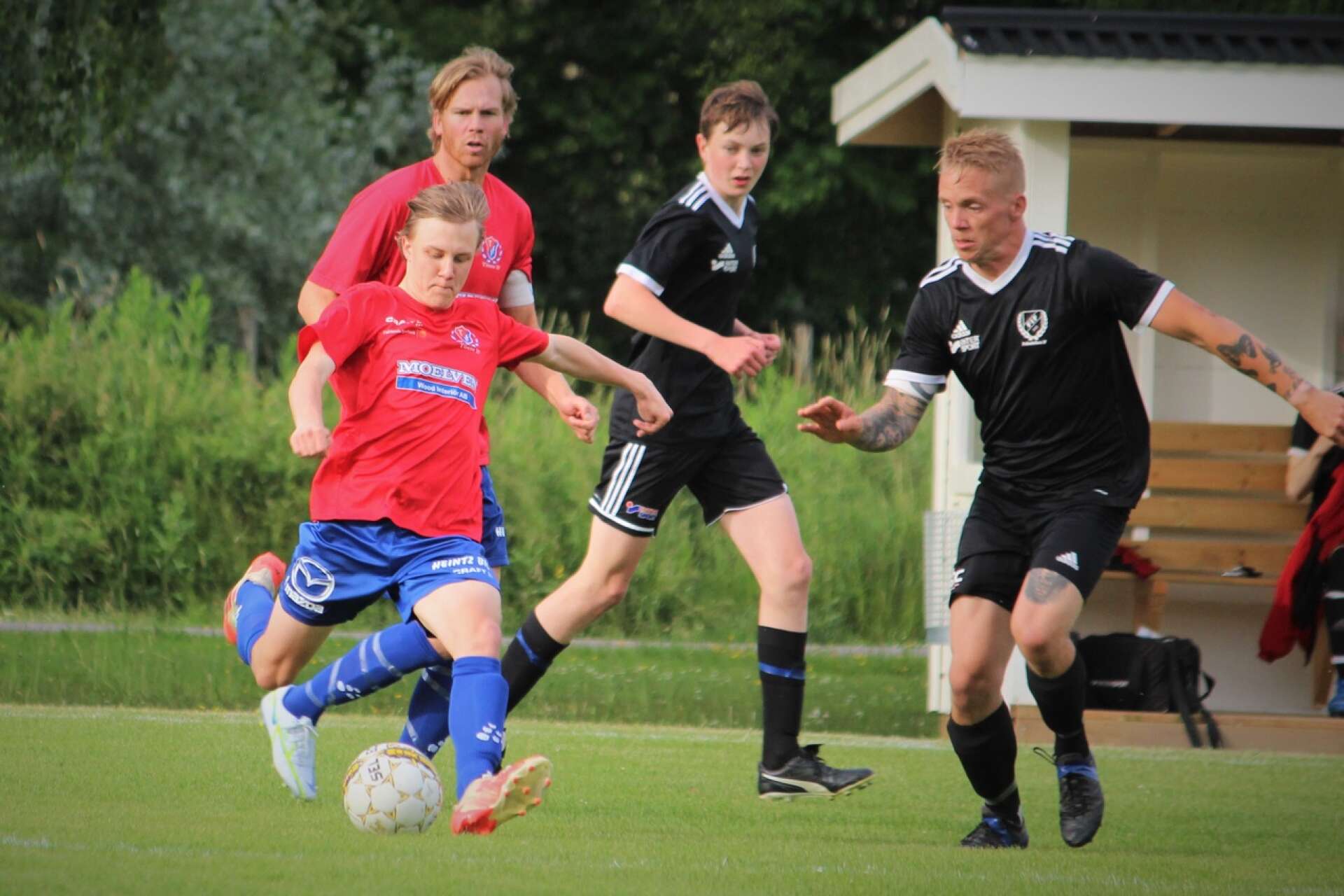 Både Emil Nilsson, med bollen, och Fredrik Tacacho, som finns bakom lagkamraten, fortsätter i Tösse IF 2023.
