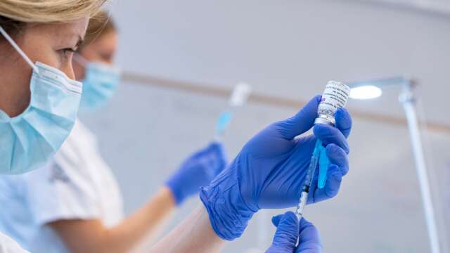 En fjärde dos vaccin mot coronaviruset kommer erbjudas till alla personer över 80. 
