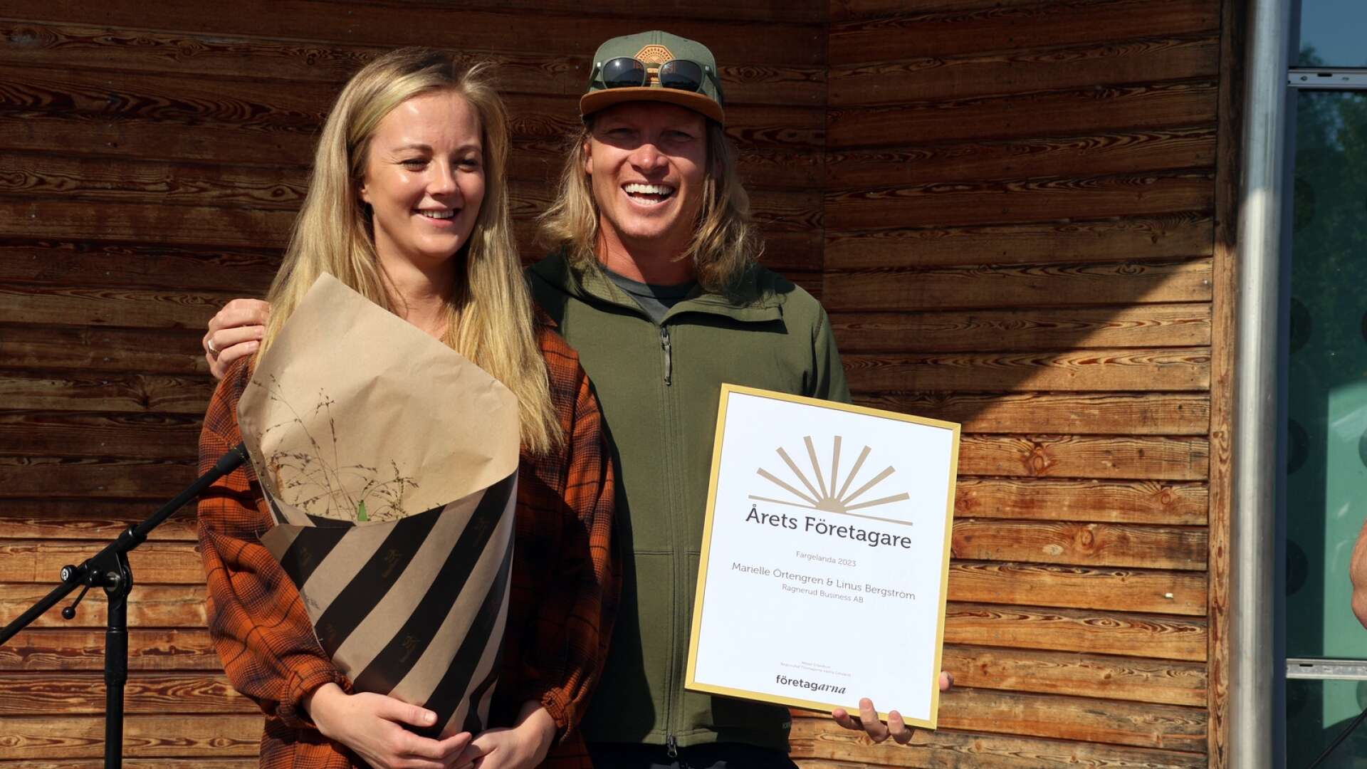 Harvens dag i Färgelanda. Marielle Örtengren och Linus Bergström vann priset som årets företagare.