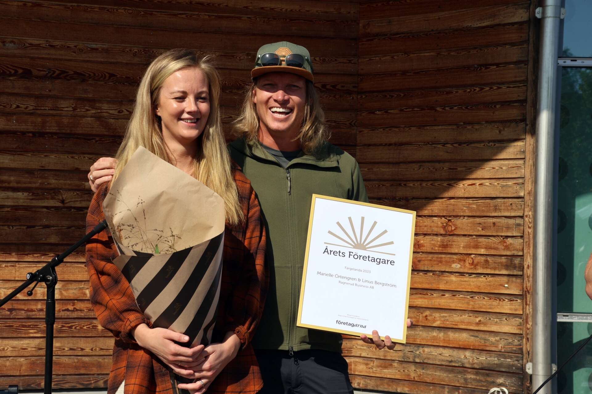 Harvens dag i Färgelanda. Marielle Örtengren och Linus Bergström vann priset som årets företagare.