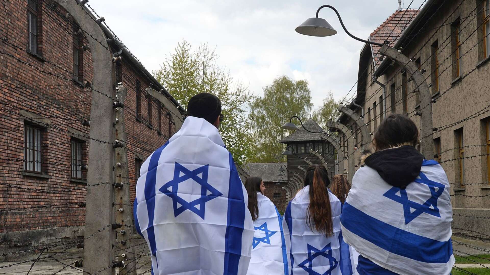 Judar från israel och resten av världen minns Förintelsens offer i Auschwitz.