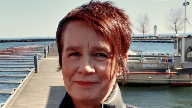 Eva Ulfenborg, kommundirektör Hjo kommun tillsammans med kommunstyrelsens ordförande Catrin Hulmarker (M) i Hjo hamn. 