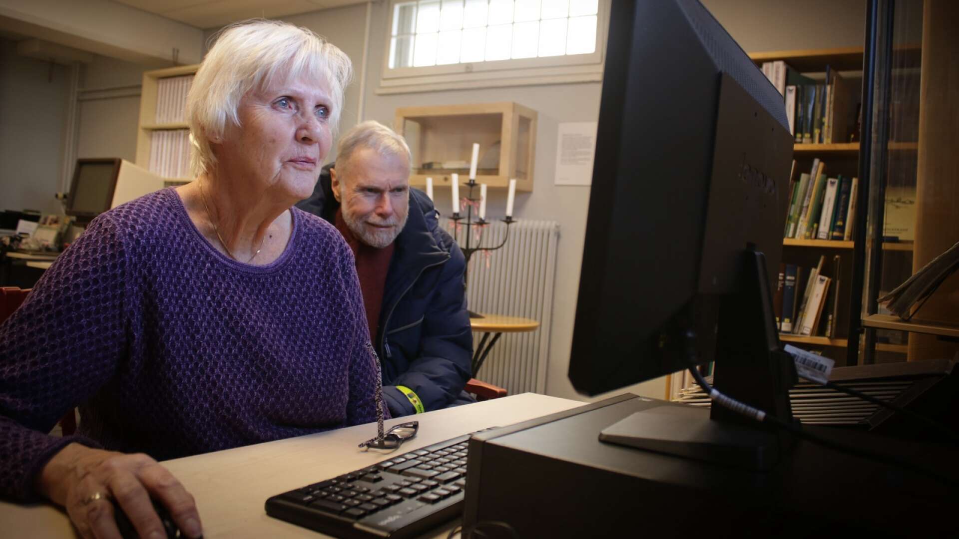 Göran Tidstam fick hjälp att leta i det digitala Riksarkivet av bland andra Anita Danielsson.